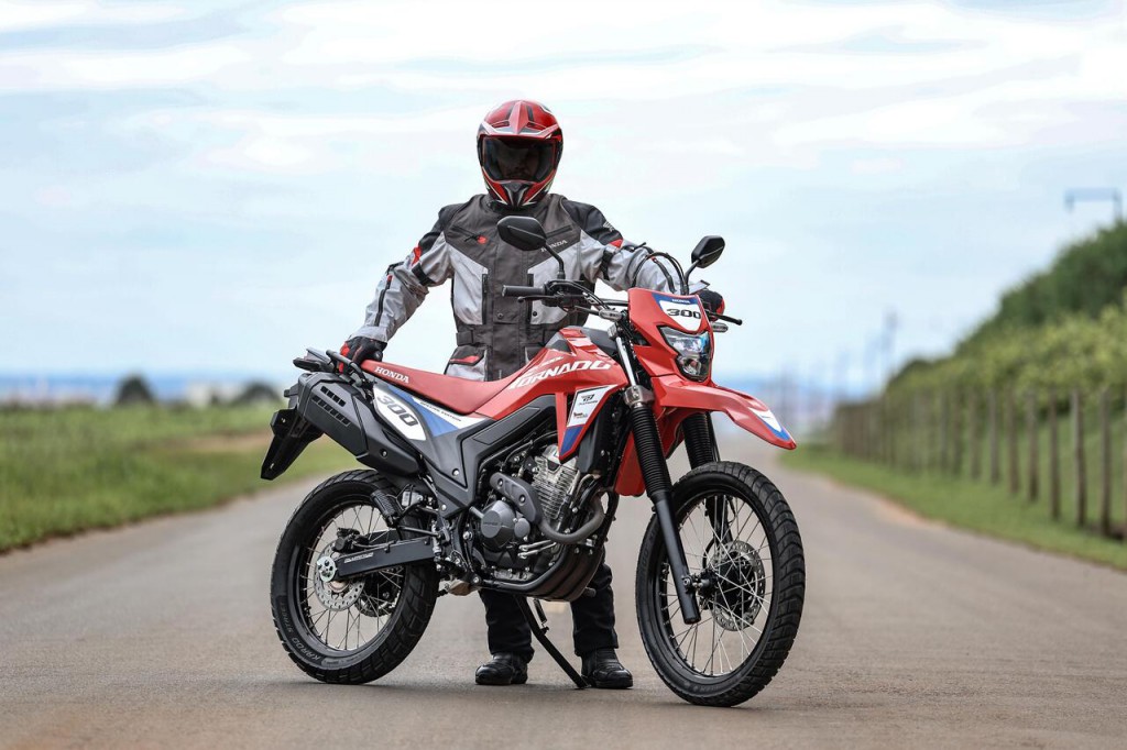 XR300L Tornado Special Edition 2026_ ESTATICA_ (4)