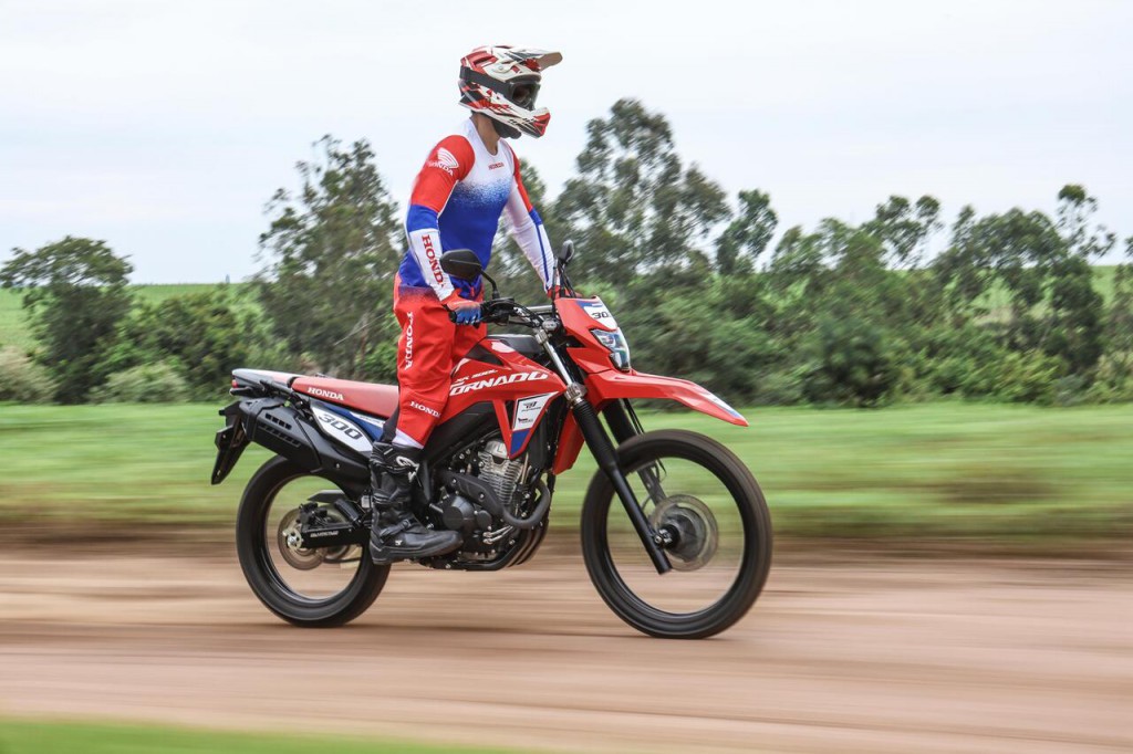XR300L Tornado Special Edition 2026_ MOVIMENTO_ (3)