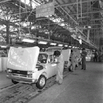Ponta_da_linha_de_montagem_do_Fiat147_19762 copia