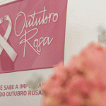 O laço rosa simboliza a luta da mulher contra o câncer de mama copia