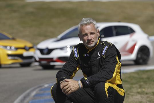 Story_-_Renault_Sport_a_passion_for_high_performance_road_cars (1)